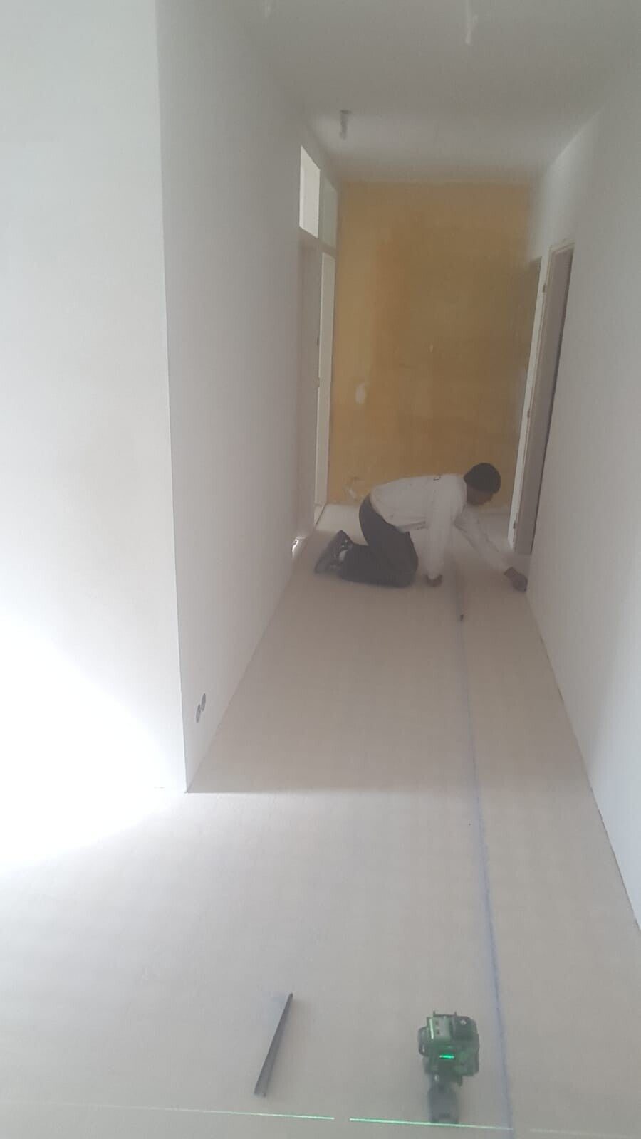 Trappenhuis in een Rijswijkse woning, strak wit geschilderd