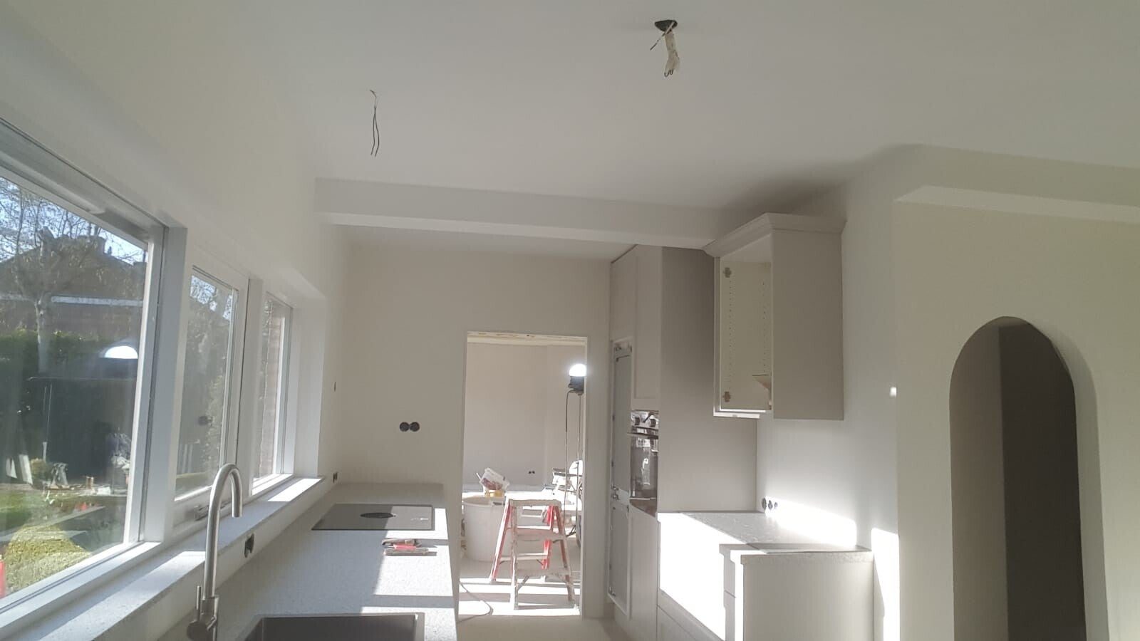 Keukenrenovatie in aanbouw met nieuwe kastenwand