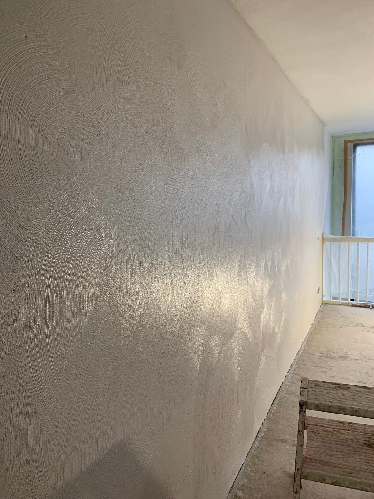 Glad gestucte wand, sauzklaar opgeleverd