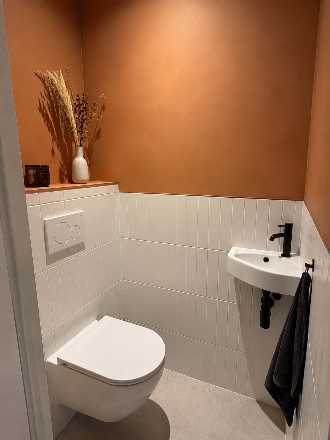 Gerenoveerde wc met terracotta stucwerk van ABC Klusbedrijf